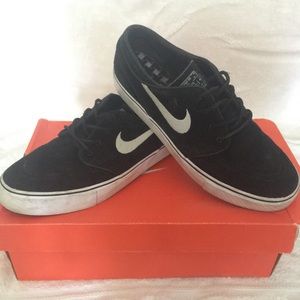 Stefan Janoski “Black and White suede”